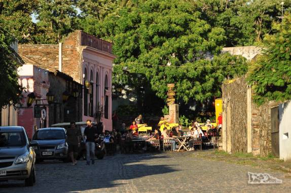 Restaurante com mesas na calçada no centro histórico de Colonia del Sacramento, no sul do Uruguai